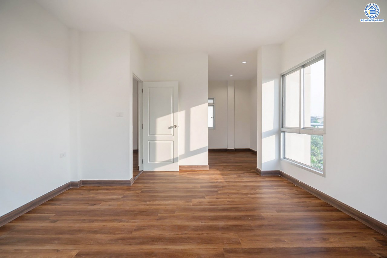 บ้านมือสองตกแต่งใหม่ โครงการ ไลฟ์บางกอกบูเลอวาร์ด ปิ่นเกล้า-เพชรเกษม เนื้อที่กว้างกว่า 52.5 ตร.ว ฟังก์ชัน 3 ห้องนอน 3 ห้องน้ำ 2 ที่จอดรถ บนทำเลศักยภาพ ติดถนนพุทธมณฑลสาย4 เหมาะสมกับทุกครอบครัว ใกล้แหล่งช้อปปิ้ง "เซ็นทรัล ศาลายา" รถไฟฟ้าสายสีน้ำเงิน "สถานีหลักสอง" และจุดขึ้นทางด่วน "ศรีรัช-วงแหวน"